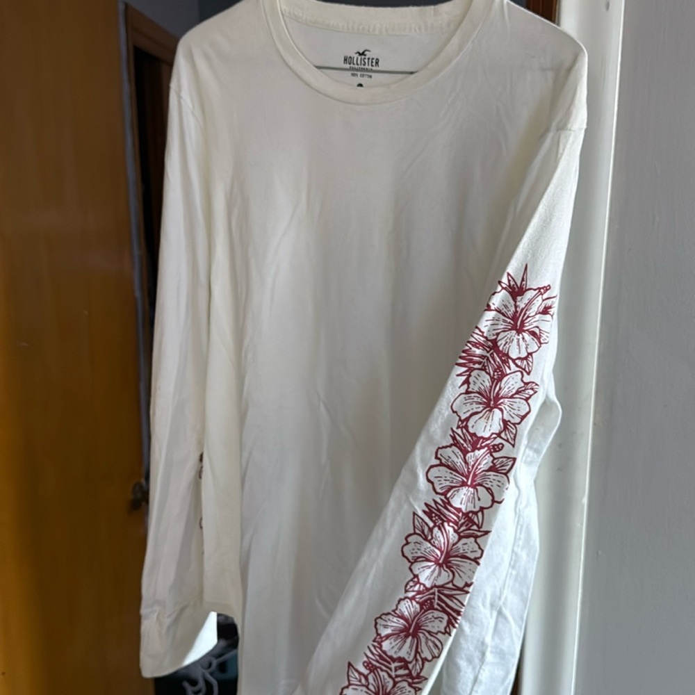 HOLLISTER LONG SLEEVE TSHIRT - SIZE LARGE
